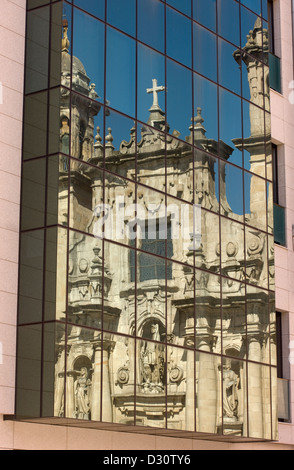 REFLEXION DER KIRCHE PARROQUIA DE SAN JORGE IN GLASFENSTER DES MODERNEN GEBÄUDES LA CORUNA GALIZIEN SPANIEN Stockfoto