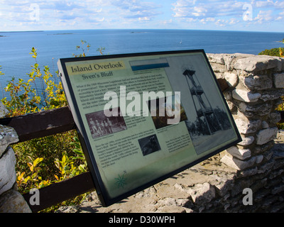 Melden Sie für Svens Bluff Scenic Overlook auf Green Bay im Peninsula State Park in Door County, Wisconsin Stockfoto