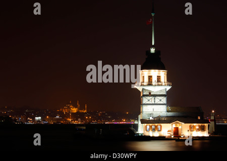 ISTANBUL TÜRKEI - Maiden's Tower bei Nacht mit Flutlicht setzt sich auf die kleine Insel vor der Küste von Uskudar, Bosporus, Istanbul asiatische Seite Stockfoto