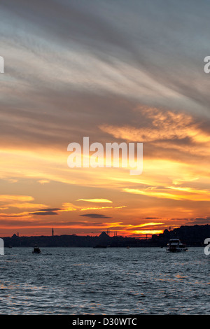 ISTANBUL TÜRKEI - Bezirk Eminönü, Suleymaniye Moschee, Beyazit Turm und Hagia Sophia bei Sonnenuntergang von Bosporus gesehen Stockfoto