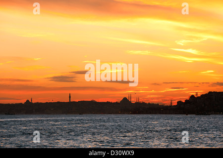 ISTANBUL TÜRKEI - Bezirk Eminönü, Suleymaniye Moschee, Beyazit Turm und Hagia Sophia bei Sonnenuntergang von Bosporus gesehen Stockfoto