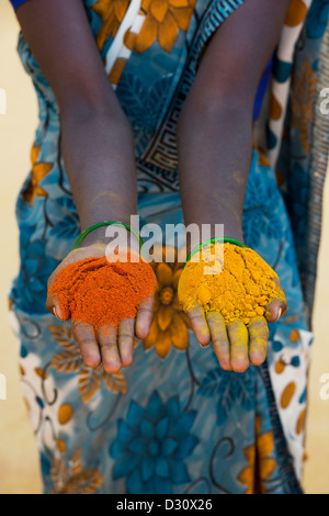 Indische Dorf Frau Kurkuma und Chili-Pulver in ihren Händen hält. Andhra Pradesh, Indien Stockfoto