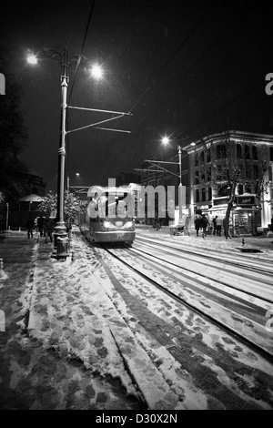 ISTANBUL TÜRKEI - Winter Schneesturm Szene in Divanyolu Caddesi, Cemberlitas Bezirk Stockfoto