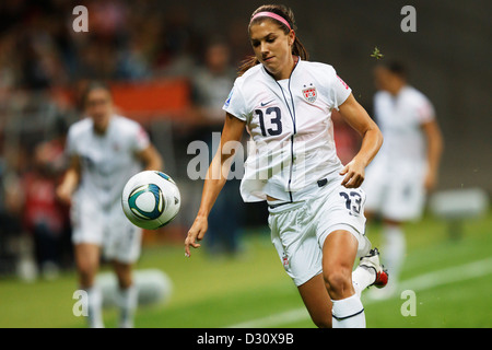 FRANKFURT, DEUTSCHLAND - 17. JULI: Alex Morgan aus den Vereinigten Staaten jagt den Ball im Finale der FIFA Frauen-Weltmeisterschaft gegen Japan am 17. Juli 2011 in Frankfurt. Nur redaktionelle Verwendung. (Foto: Jonathan Paul Larsen / Diadem Images) Stockfoto