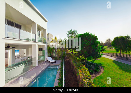 Stilvolle neue Haus mit überdachter Terrasse und Swimming pool Stockfoto