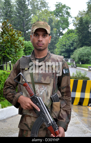 Pakistanische Infanterie Soldat steht Wache im Swat-Tal, Pakistan. Stockfoto