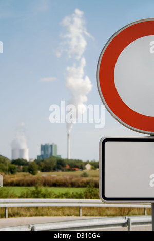 im focus - Nr. Verkehrszeichen Red Road. Out of Focus - Industriegebäude Stockfoto