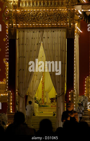 Phnom Penh, Kambodscha. Montag, 4. Februar 2013. die 1. Kerze leuchtet während der Zeremonie Einäscherung von König Norodom Sihanouk in Phnom Penh, Kambodscha, Credit: Kraig Lieb / Alamy Live News Stockfoto