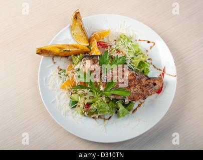 Gegrilltes Lachssteak und Gemüse auf Teller serviert Stockfoto