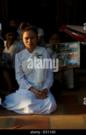 Kambodschanischen Frau, traurigen Gesichtsausdruck, sehr konzentriert und ohne eine weibliche Haltung, beklagt den Verlust von König Norodom Sihanouk in Phnom Penh, Kambodscha am Montag, Februar 4th, 2013. Credit: Kraig Lieb Stockfoto