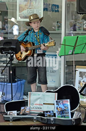 10 Jahre alten jungen Straßenmusiker Tamworth NSW Australia 2013 Stockfoto