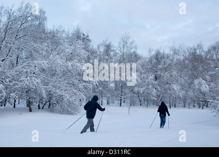 Die Menschen gehen in einem verschneiten Park in der Nähe des Roten Platzes in Moskau Stockfoto