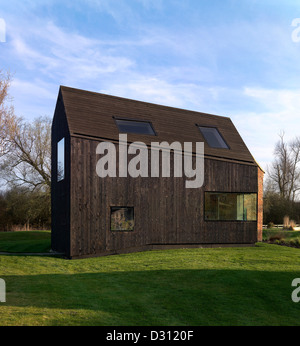 Hunsett Mühle, Stalham, Vereinigtes Königreich. Architekt: ACME, 2010. Vorderansicht, Winkel, in der Nähe. Stockfoto