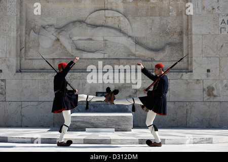 Presidential wachen (Evzones) vor dem Grab des unbekannten Soldaten, Athen, Griechenland. Stockfoto