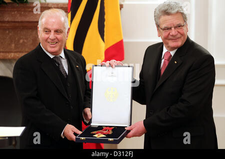 German President Joachim Gauck (R) präsentiert den Verdienstorden der Bundesrepublik Deutschland, der Musikdirektor von der Berlin State Opera Daniel Barenboim (L) am Schloss Bellevue in Berlin, Deutschland, 5. Februar 2013. Die argentinisch-israelischen Dirigenten und Pianisten erhielt großen Verdienstkreuz mit Stern und Schärpe anlässlich seines 70. Geburtstages. Foto: Wolfgang Kumm Stockfoto