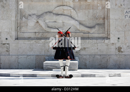 Presidential wachen (Evzones) vor dem Grab des unbekannten Soldaten, Athen, Griechenland. Stockfoto