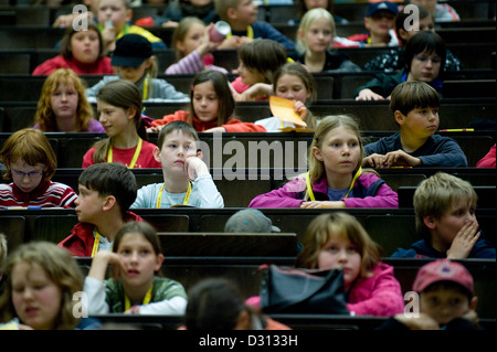 Dresden, Deutschland, Kinder im großen Saal der technischen Universität Dresden Stockfoto