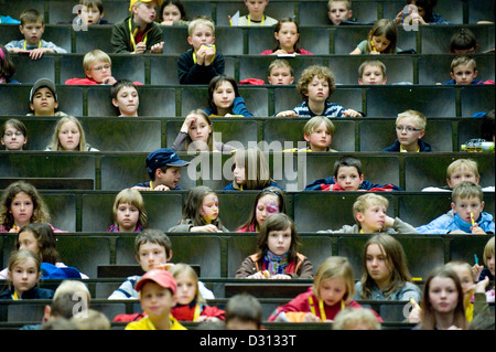 Dresden, Deutschland, Kinder im großen Saal der technischen Universität Dresden Stockfoto