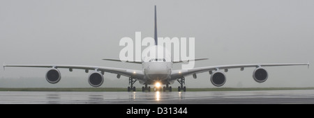 Dresden, Deutschland, der Airbus A380 der Lufthansa, die Landung auf dem Flughafen in Dresden Stockfoto