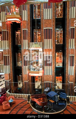 Spanien, Aufzüge in der Haupthalle der Kreuzfahrt Schiff Costa Pacifica Stockfoto