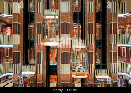 Spanien, Aufzüge in der Haupthalle der Kreuzfahrt Schiff Costa Pacifica Stockfoto