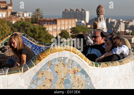 Barcelona, Spanien, Besucher auf der Terrasse des Park Güell Stockfoto