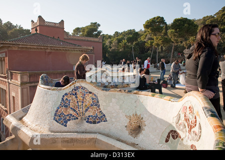 Barcelona, Spanien, Besucher auf der Terrasse des Park Güell Stockfoto