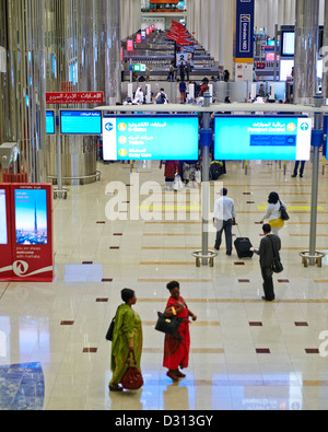 Hektik Passagiere bei Ankunft und Abflugterminal des Dubai International Airport Stockfoto