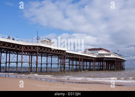 Cromer Pier und das Pavilion Theatre, Cromer, Norfolk, England, Vereinigtes Königreich Stockfoto