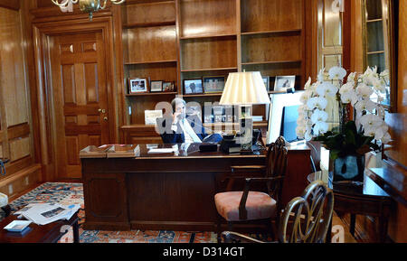 US-Außenminister John Kerry per Telefon mit UN-Generalsekretär Ban Ki-Moon aus seinem inneren Büro des Department of State 5. Februar 2013 in Washington, D.C. spricht. Stockfoto