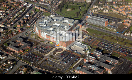 Luftaufnahme von Whiston Hospital Teil der St Helens & Knowsley Teaching Hospital NHS Trust, Prescot, Merseyside Stockfoto