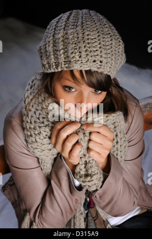 Porträt der Frau mit Mütze und Schal Stockfoto