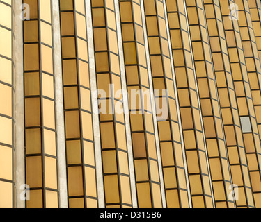 Die goldene Fenster Fassade einer Emirates NBD Bank-Filiale in Dubai Stockfoto