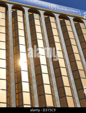 Die goldene Fenster Fassade einer Emirates NBD Bank-Filiale in Dubai Stockfoto