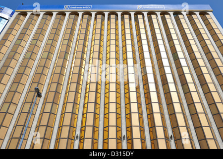 Die goldene Fenster Fassade einer Emirates NBD Bank-Filiale in Dubai Stockfoto