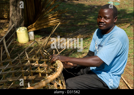 Mann, die Weberei Papyrus Reed Körbe, Kisumu, Kenia Stockfoto