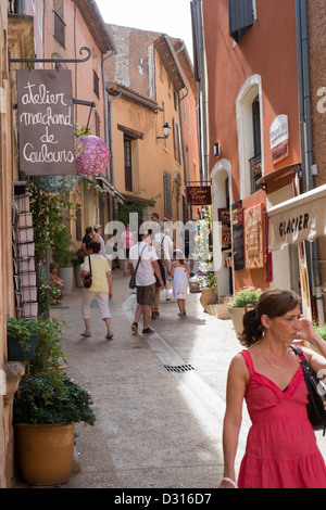 Touristen gehen und Einkaufen in Roussillon Altstadt, Procence, Frankreich Stockfoto
