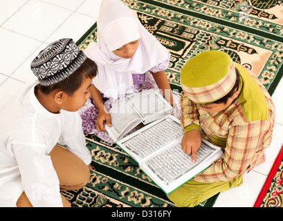 Kleine Gruppe von Kindern Koran liest Stockfoto