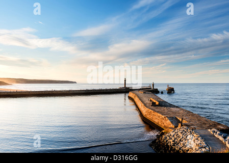 Whitby Ostanleger gefangen auf eine helle, klare Herbstabend Stockfoto