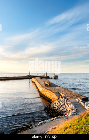 Whitby Ostanleger gefangen auf eine helle, klare Herbstabend Stockfoto