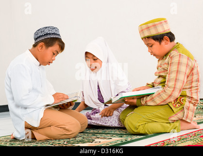 Muslimische Kinder Heiligen Koran zu lesen Stockfoto