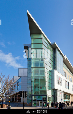 Moderne abstrakte Architektur, eine Funktion des Holiday Inn, der Teil der Riverlights Komplex in Derby, England, Großbritannien Stockfoto