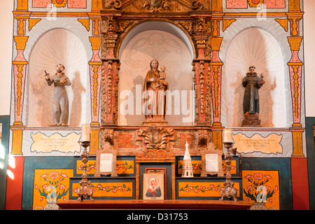 Altar der Kirche in El Presidio de Santa Barbara, State Historic Park Santa Barbara, Kalifornien, USA Stockfoto