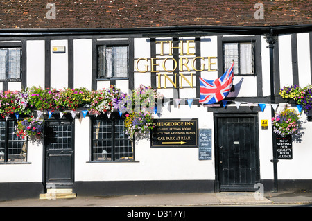 Traditionelle britische Pub-Exterieur. Das George Inn, Mere, Wiltshire, England, UK Stockfoto