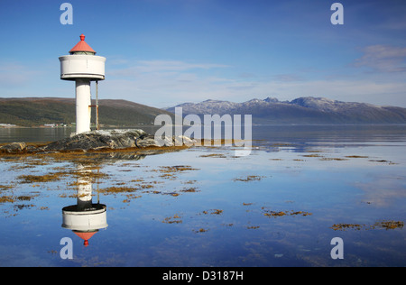 Kleine weiße Leuchtturm in den norwegischen Fjorden Stockfoto