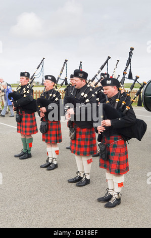 Scottish Pipe Band spielt auf ein lokales Ereignis auf der Insel Sanday, Orkney Inseln, Schottland. Stockfoto