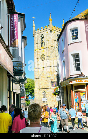 Suchen Sie beschäftigt High Street Richtung Pfarrkirche, St. Ives, Cornwall, England, UK Stockfoto