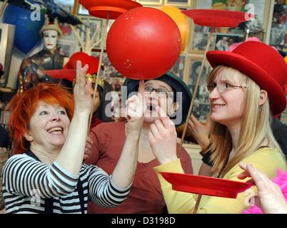 Yekaterina Moschajewa (L) auch bekannt unter ihrem Stadium Namen Clown Antoschka Tutoren Workshopteilnehmer wie Lachen und fröhlich wie ein Clown der Clown-Museum in Leipzig, Deutschland, 2. Februar 2013.    Der Star des Moskauer Staatszirkus und Gründer der Welt Parlament des Clowns ist in diesem Jahr ihr 40-jähriges Jubiläum als Clown. Neben ihren Auftritten in großen Zirkussen auf der ganzen Welt leitet Clown Antoschka Werkstätten für Menschen aus den unterschiedlichsten beruflichen Hintergründen in wie ein Clown zu sein. Foto: Waltraud Grubitzsch/lsn Stockfoto