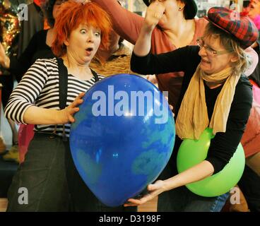 Yekaterina Moschajewa (L) auch bekannt unter ihrem Stadium Namen Clown Antoschka Tutoren Workshopteilnehmer wie Lachen und fröhlich wie ein Clown der Clown-Museum in Leipzig, Deutschland, 2. Februar 2013.    Der Star des Moskauer Staatszirkus und Gründer der Welt Parlament des Clowns ist in diesem Jahr ihr 40-jähriges Jubiläum als Clown. Neben ihren Auftritten in großen Zirkussen auf der ganzen Welt leitet Clown Antoschka Werkstätten für Menschen aus den unterschiedlichsten beruflichen Hintergründen in wie ein Clown zu sein. Foto: Waltraud Grubitzsch/lsn Stockfoto