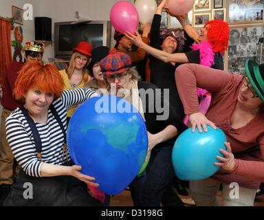 Yekaterina Moschajewa (L) auch bekannt unter ihrem Stadium Namen Clown Antoschka Tutoren Workshopteilnehmer wie Lachen und fröhlich wie ein Clown der Clown-Museum in Leipzig, Deutschland, 2. Februar 2013.    Der Star des Moskauer Staatszirkus und Gründer der Welt Parlament des Clowns ist in diesem Jahr ihr 40-jähriges Jubiläum als Clown. Neben ihren Auftritten in großen Zirkussen auf der ganzen Welt leitet Clown Antoschka Werkstätten für Menschen aus den unterschiedlichsten beruflichen Hintergründen in wie ein Clown zu sein. Foto: Waltraud Grubitzsch/lsn Stockfoto